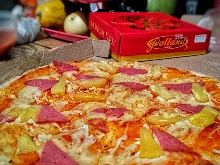 Cheese-Loaded Hawaiian Pizza